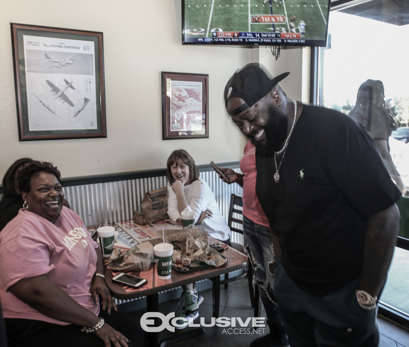 Rick Ross stops by his wingstop in Newnan