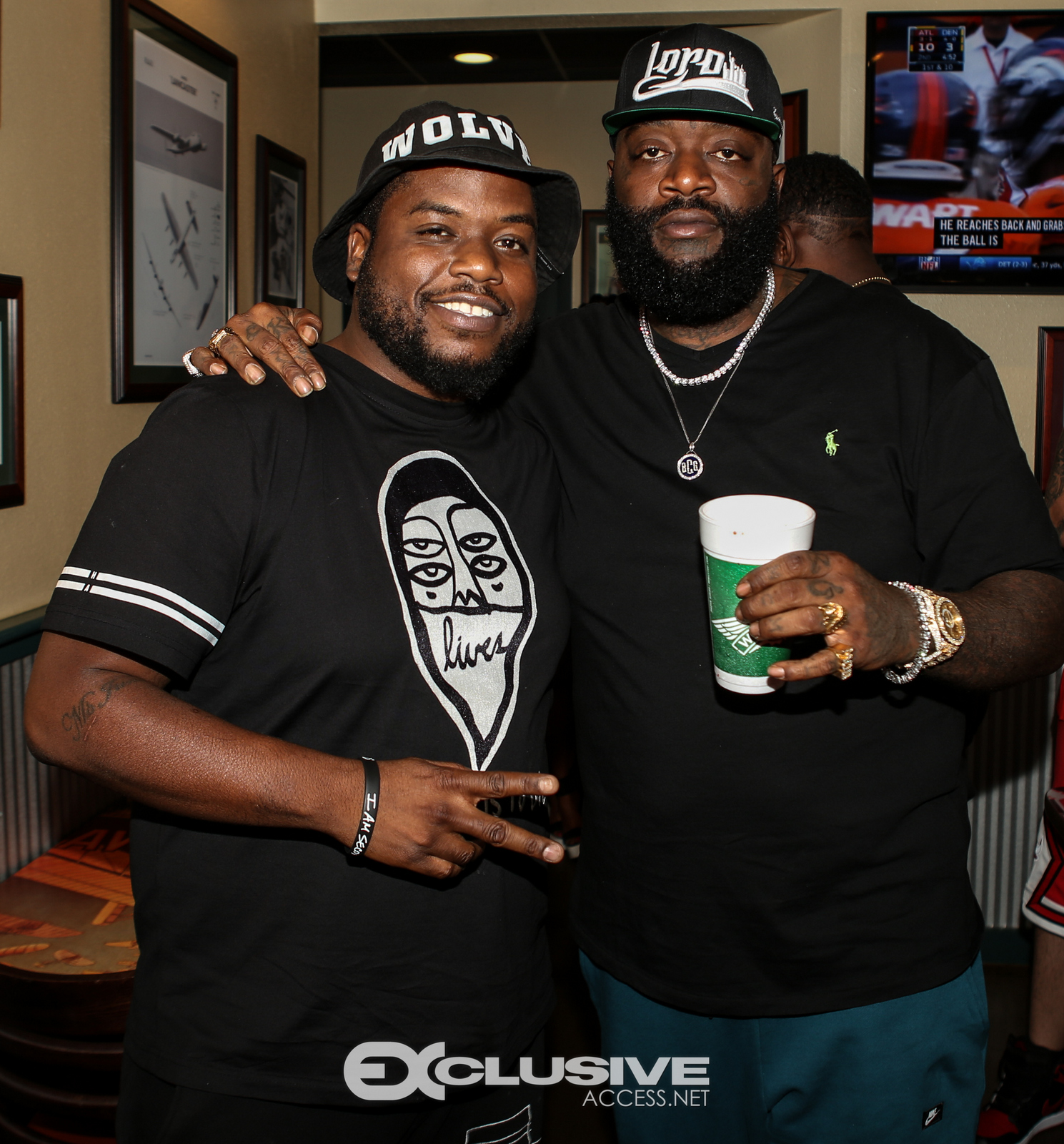 Rick Ross stops by his wingstop in Newnan