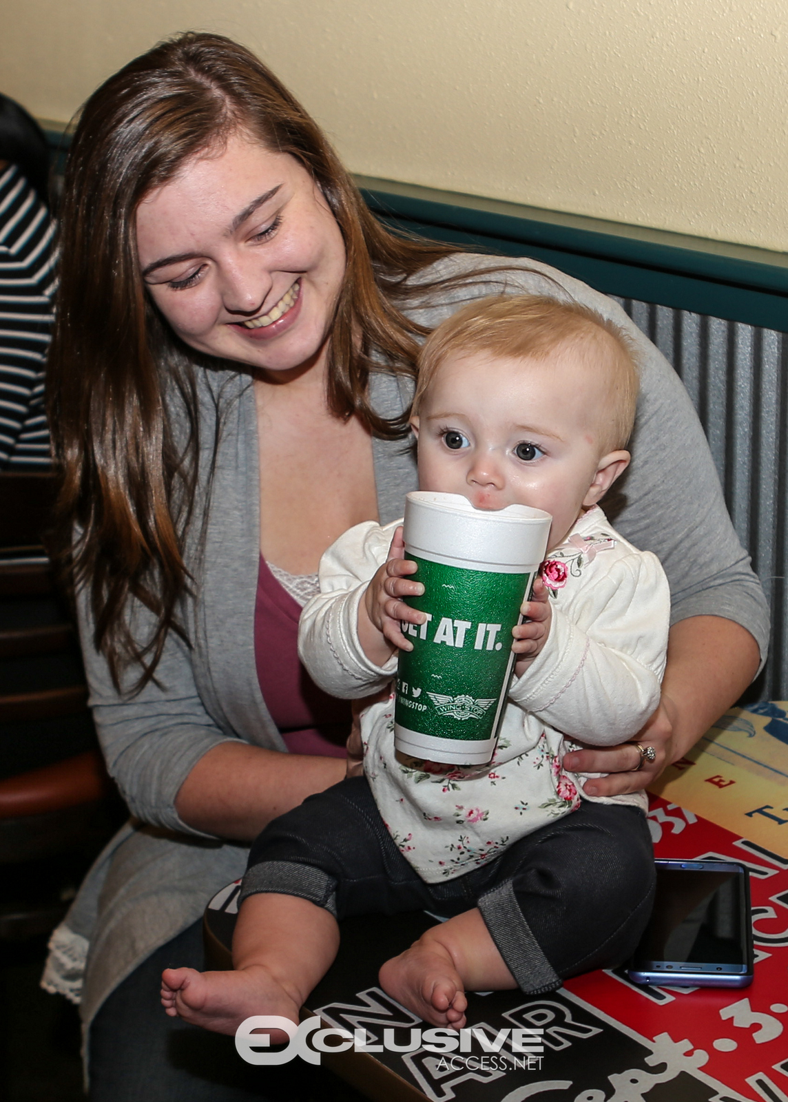 Rick Ross stops by his wingstop in Newnan