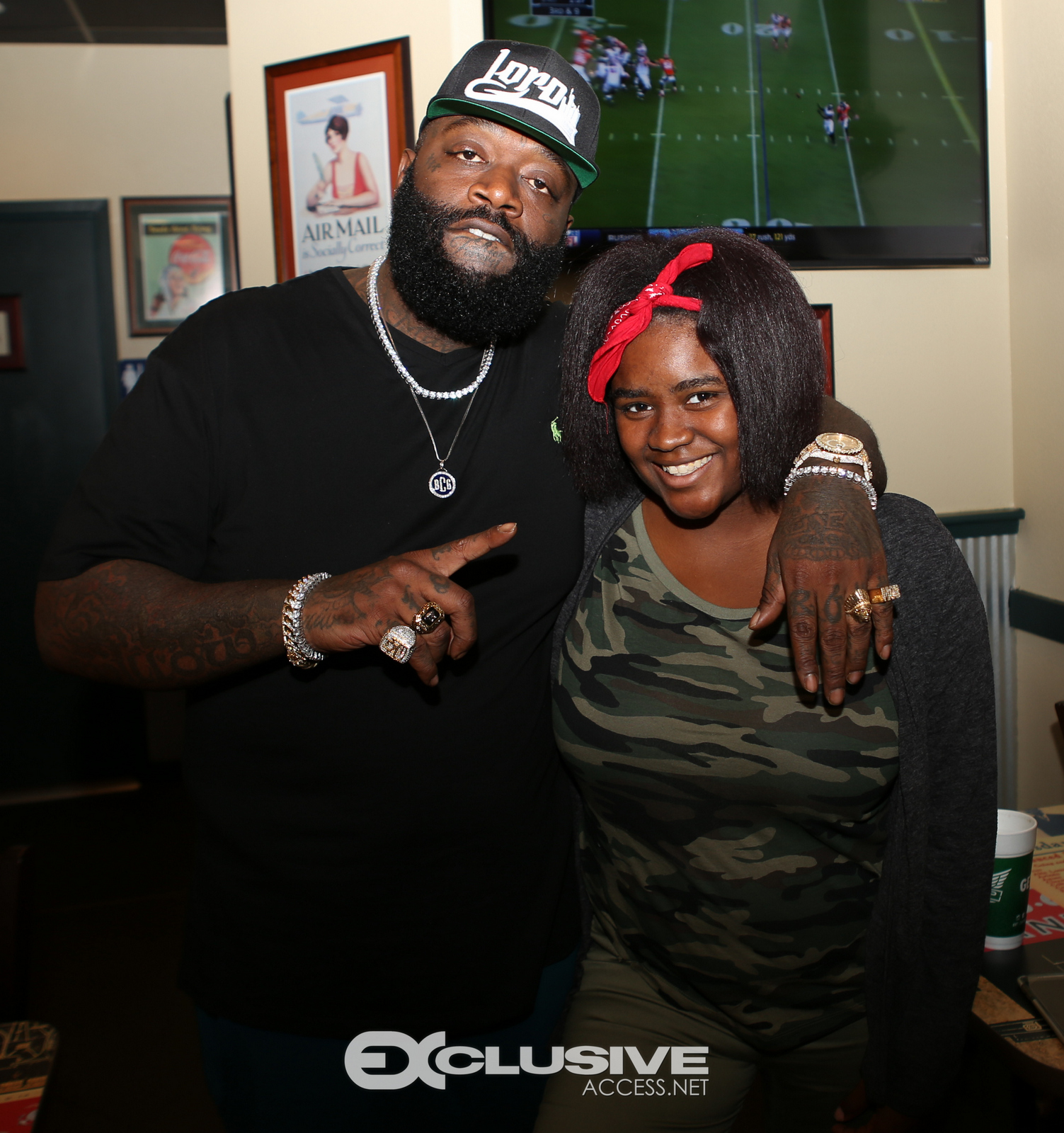 Rick Ross stops by his wingstop in Newnan