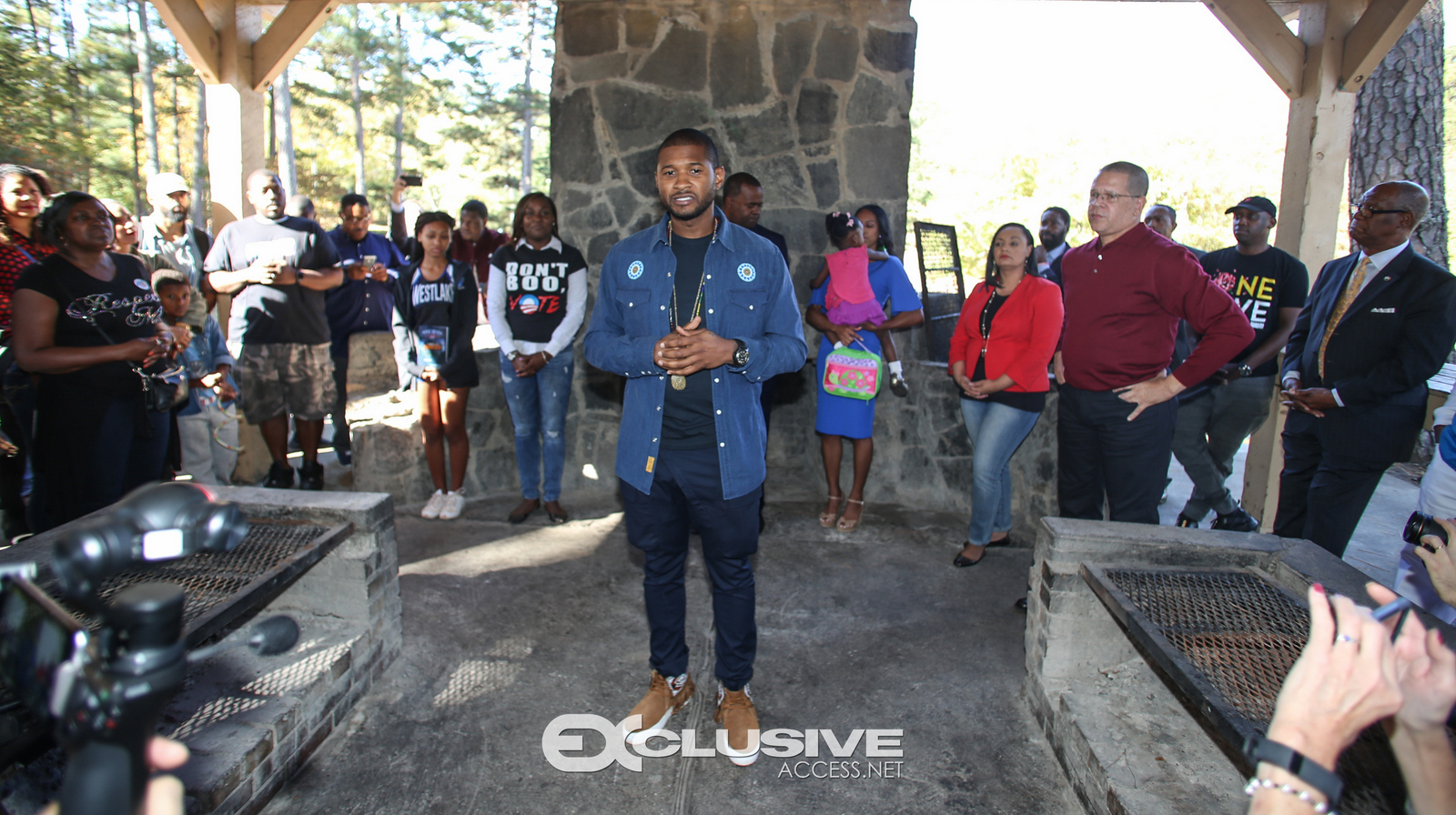 mayor-kasim-reed-and-usher-vote-in-fulton-county-photos-by-thaddaeus-mcadams-30-of-60