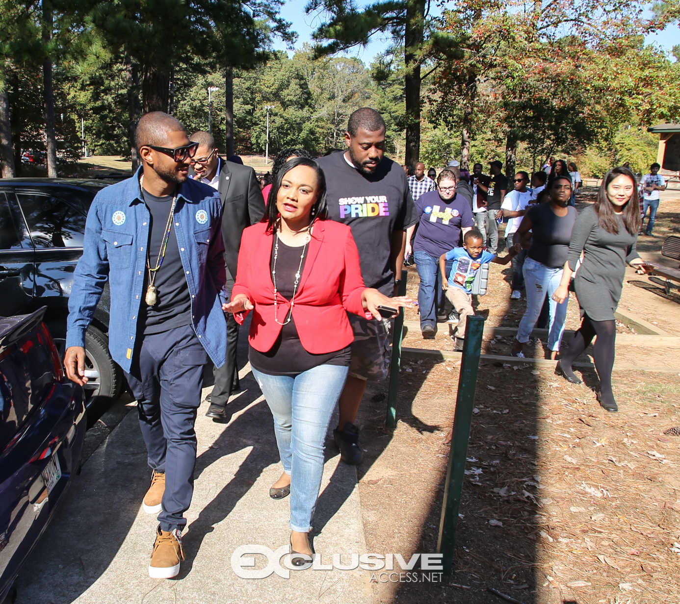 mayor-kasim-reed-and-usher-vote-in-fulton-county-photos-by-thaddaeus-mcadams-39-of-60