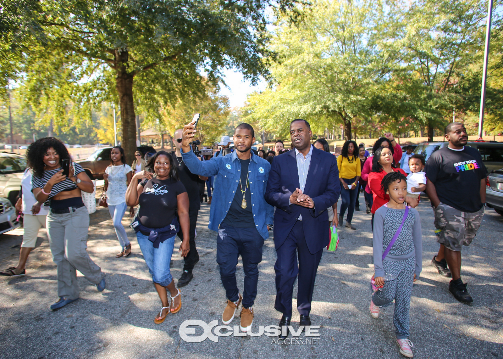 mayor-kasim-reed-and-usher-vote-in-fulton-county-photos-by-thaddaeus-mcadams-44-of-60