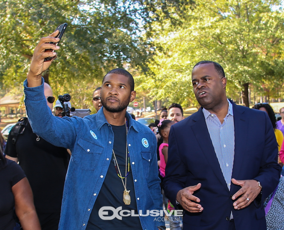 mayor-kasim-reed-and-usher-vote-in-fulton-county-photos-by-thaddaeus-mcadams-46-of-60