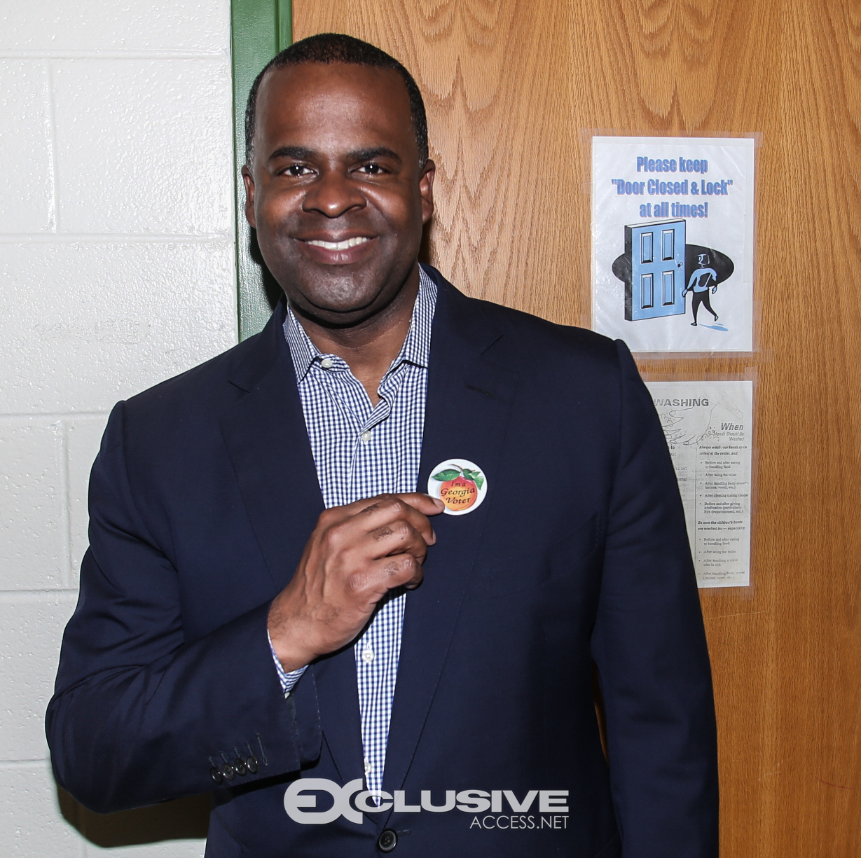 mayor-kasim-reed-and-usher-vote-in-fulton-county-photos-by-thaddaeus-mcadams-50-of-60