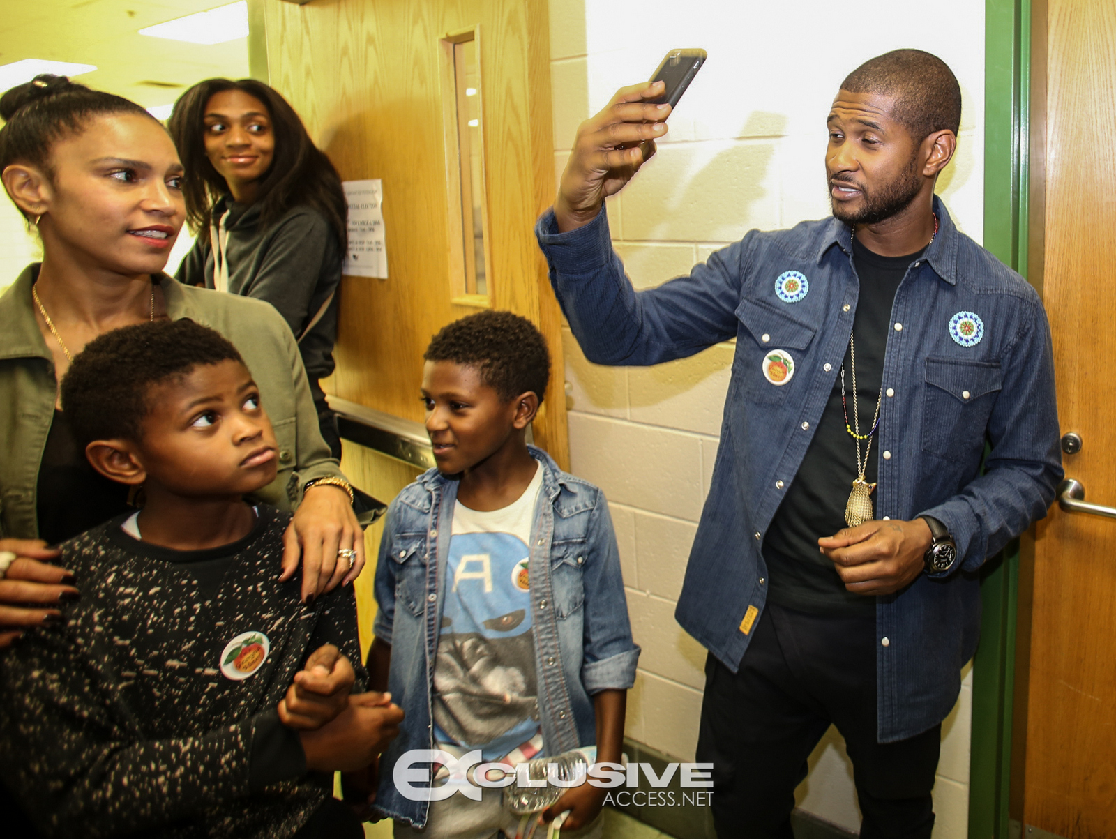 mayor-kasim-reed-and-usher-vote-in-fulton-county-photos-by-thaddaeus-mcadams-53-of-60