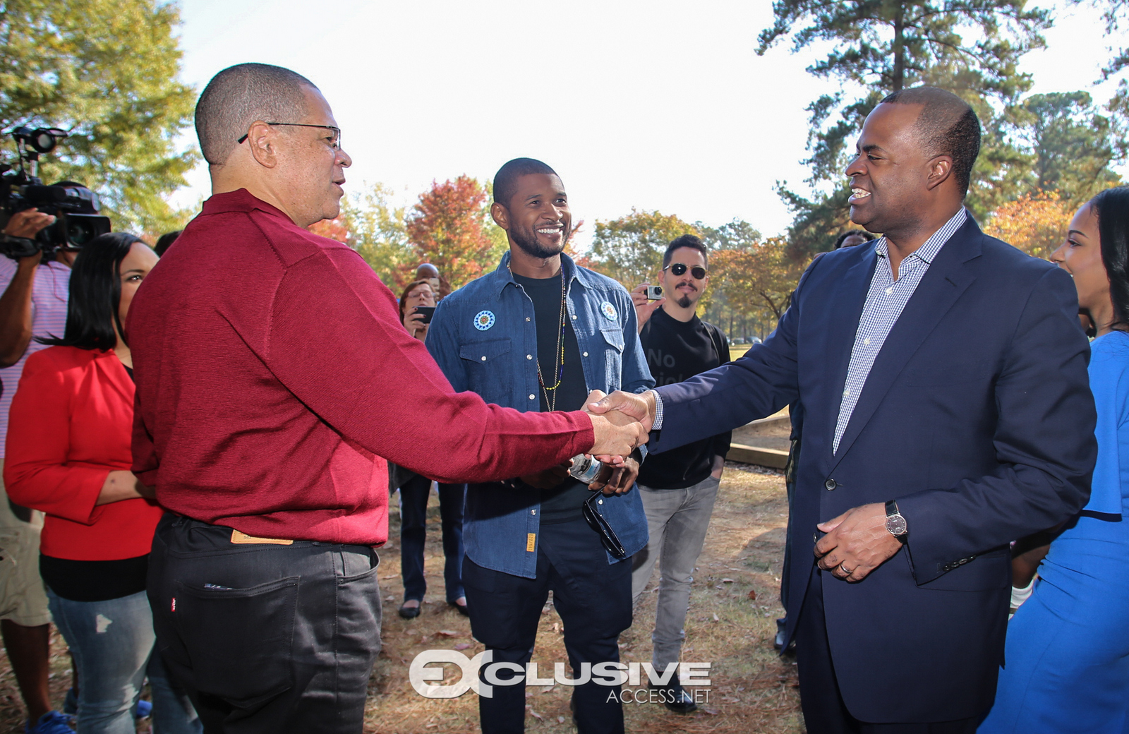 mayor-kasim-reed-and-usher-vote-in-fulton-county-photos-by-thaddaeus-mcadams-6-of-60