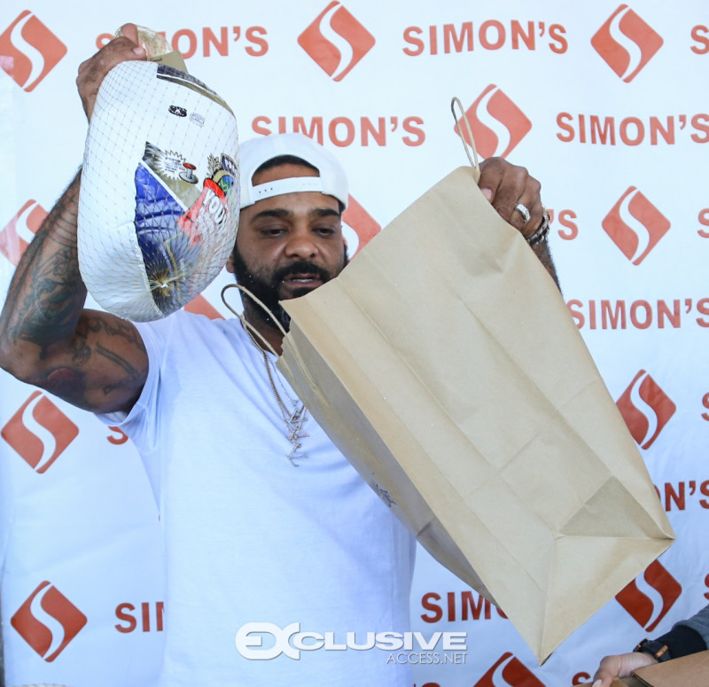jim-jones-pulls-up-and-gives-out-over-150-turkeys-in-the-hood-photos-by-thaddaeus-mcadams-exclusiveaccess-net-10-of-28