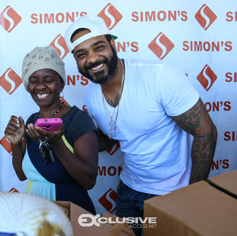 jim-jones-pulls-up-and-gives-out-over-150-turkeys-in-the-hood-photos-by-thaddaeus-mcadams-exclusiveaccess-net-11-of-28