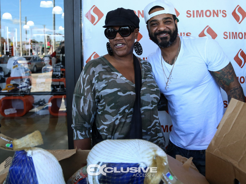 jim-jones-pulls-up-and-gives-out-over-150-turkeys-in-the-hood-photos-by-thaddaeus-mcadams-exclusiveaccess-net-12-of-28