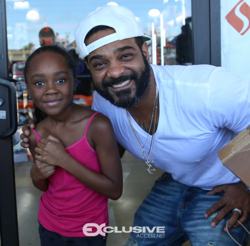 jim-jones-pulls-up-and-gives-out-over-150-turkeys-in-the-hood-photos-by-thaddaeus-mcadams-exclusiveaccess-net-13-of-28