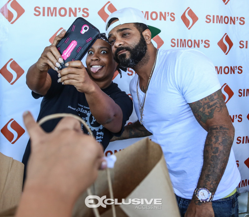 jim-jones-pulls-up-and-gives-out-over-150-turkeys-in-the-hood-photos-by-thaddaeus-mcadams-exclusiveaccess-net-2-of-28