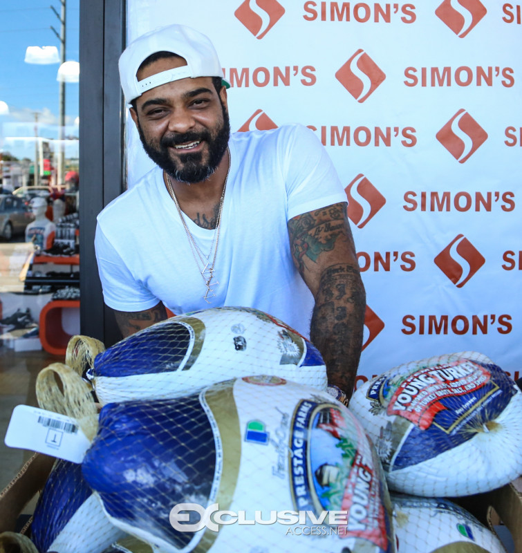 jim-jones-pulls-up-and-gives-out-over-150-turkeys-in-the-hood-photos-by-thaddaeus-mcadams-exclusiveaccess-net-22-of-28