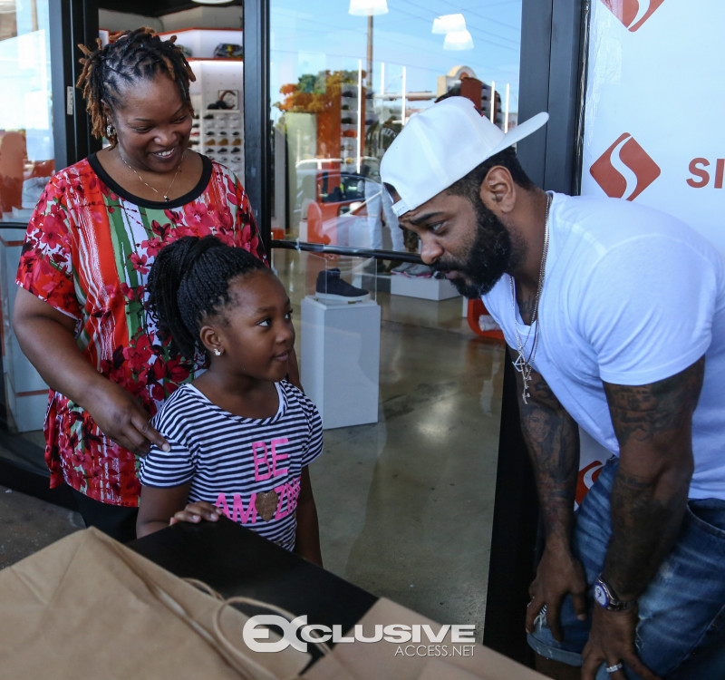 jim-jones-pulls-up-and-gives-out-over-150-turkeys-in-the-hood-photos-by-thaddaeus-mcadams-exclusiveaccess-net-23-of-28
