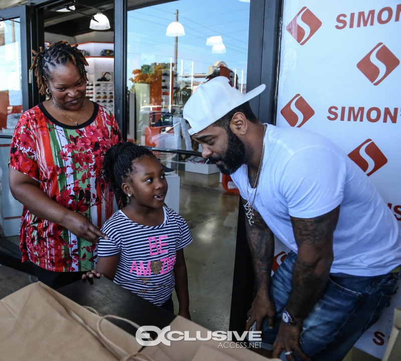 jim-jones-pulls-up-and-gives-out-over-150-turkeys-in-the-hood-photos-by-thaddaeus-mcadams-exclusiveaccess-net-24-of-28