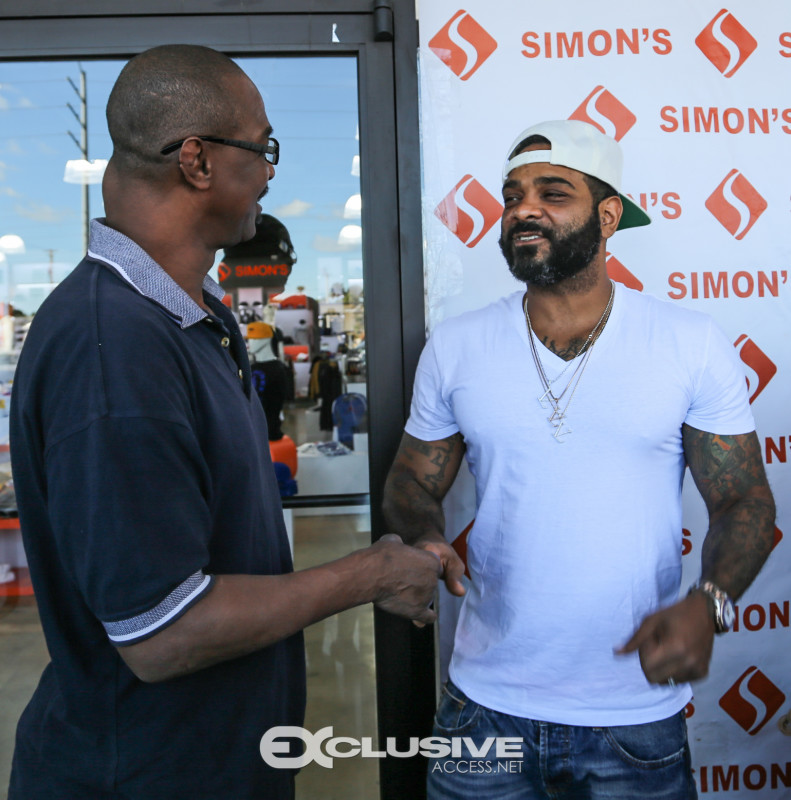 jim-jones-pulls-up-and-gives-out-over-150-turkeys-in-the-hood-photos-by-thaddaeus-mcadams-exclusiveaccess-net-26-of-28