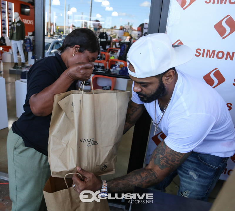 jim-jones-pulls-up-and-gives-out-over-150-turkeys-in-the-hood-photos-by-thaddaeus-mcadams-exclusiveaccess-net-27-of-28