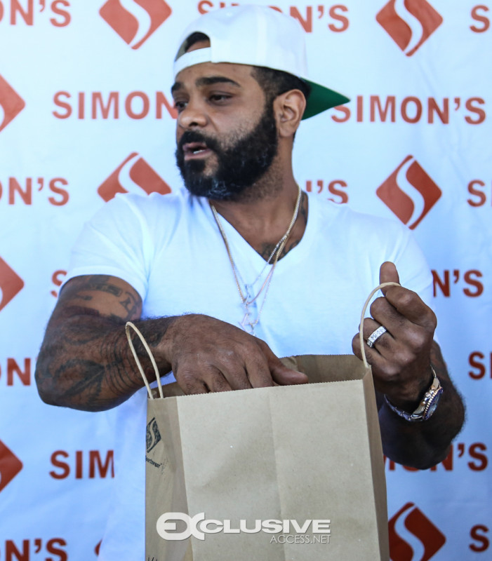 jim-jones-pulls-up-and-gives-out-over-150-turkeys-in-the-hood-photos-by-thaddaeus-mcadams-exclusiveaccess-net-6-of-28