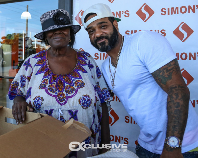 jim-jones-pulls-up-and-gives-out-over-150-turkeys-in-the-hood-photos-by-thaddaeus-mcadams-exclusiveaccess-net-8-of-28