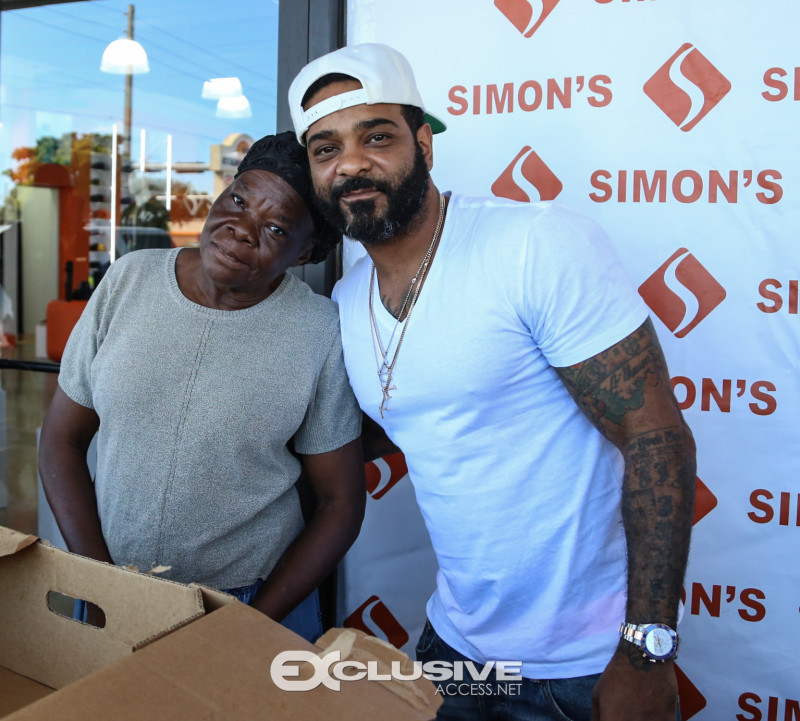 jim-jones-pulls-up-and-gives-out-over-150-turkeys-in-the-hood-photos-by-thaddaeus-mcadams-exclusiveaccess-net-9-of-28
